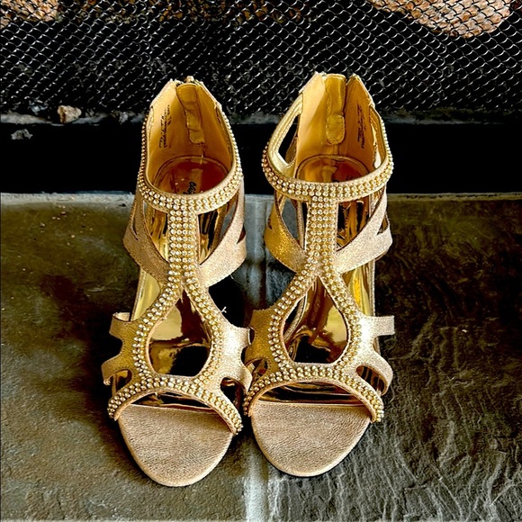Elegant Gold Women's Sandals - Picture 1 of 6